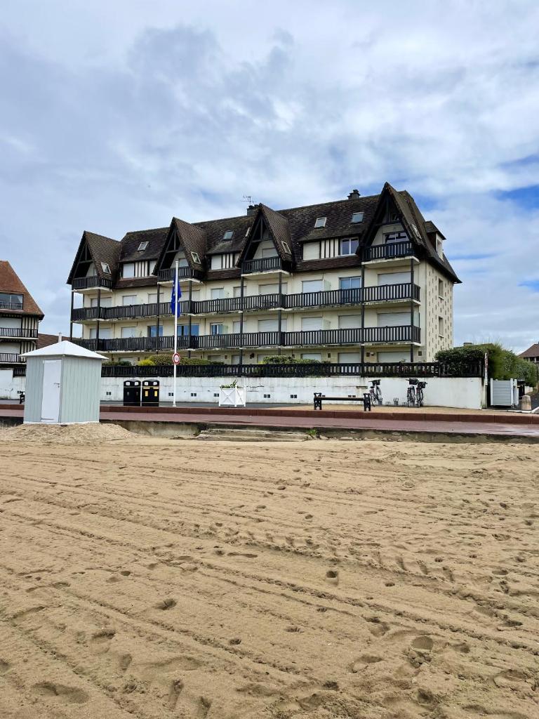 Appartement de 3 chambres a Benerville sur Mer a 10 m de la plage avec vue sur la mer balcon et wifi photo 1