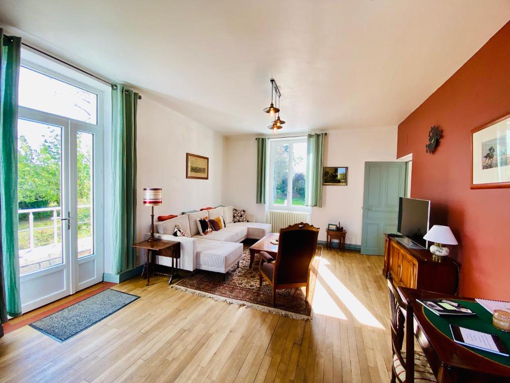Superbe manoir du XVIIe siècle surplombant le fleuve de la Charente photo 3