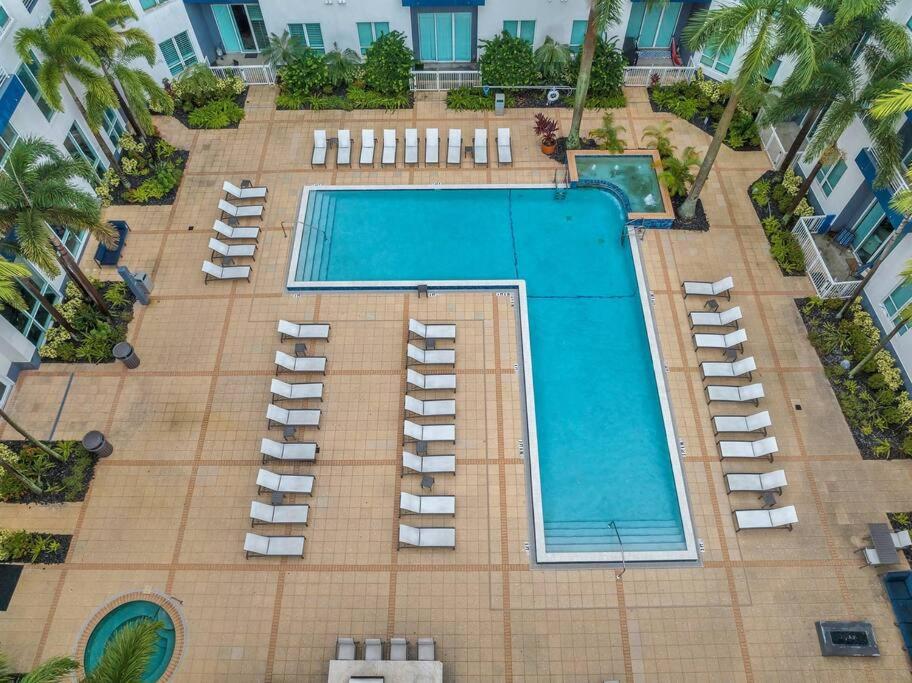 3 min to Dt Tampa and Amalie Arena - Cozy 1BR - Pool image