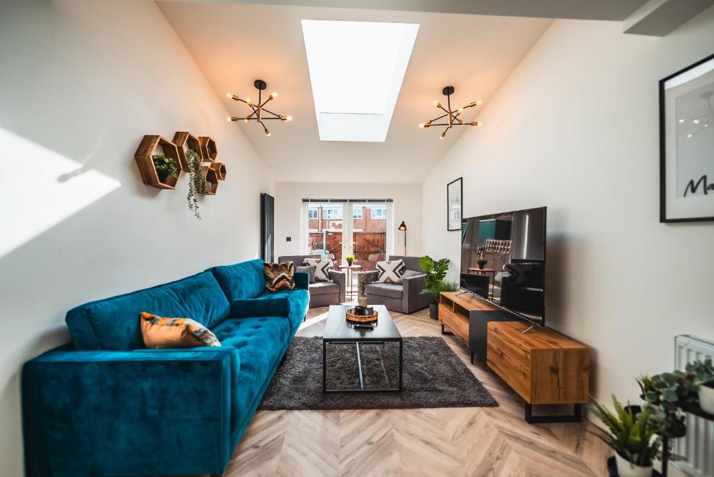 Luxurious 3 Bed Home, Free Parking - Tap to explore photos