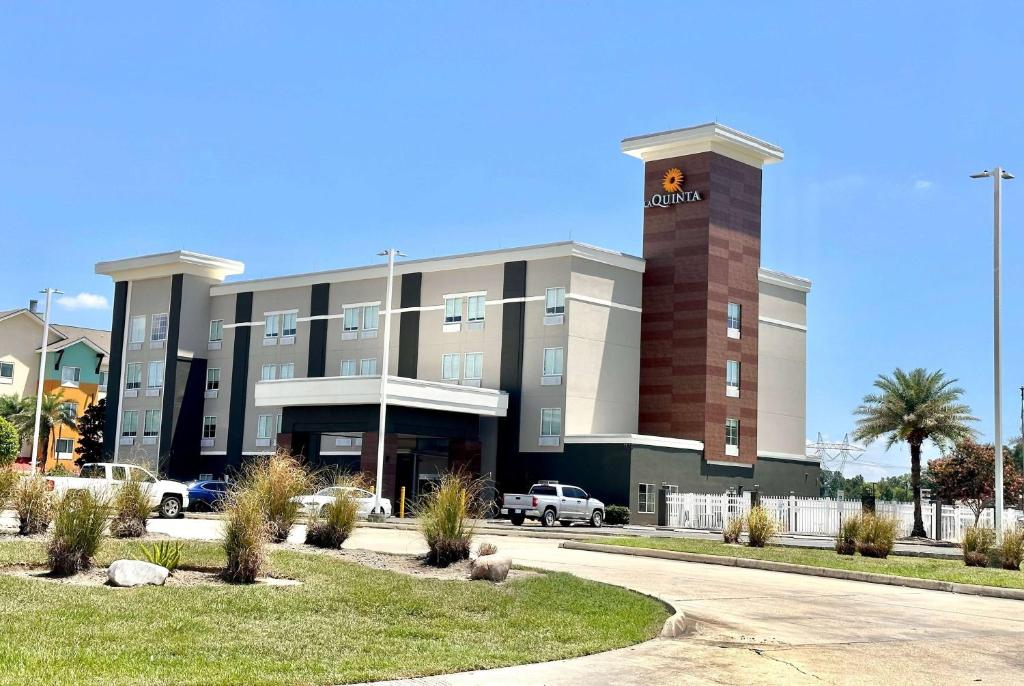 La Quinta Inn & Suites by Wyndham Gonzales LA image