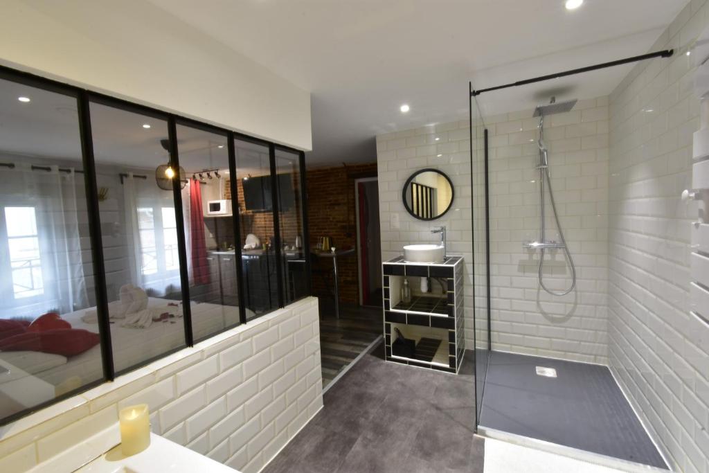 Appartement jacuzzi privatif : Urban Love photo 4