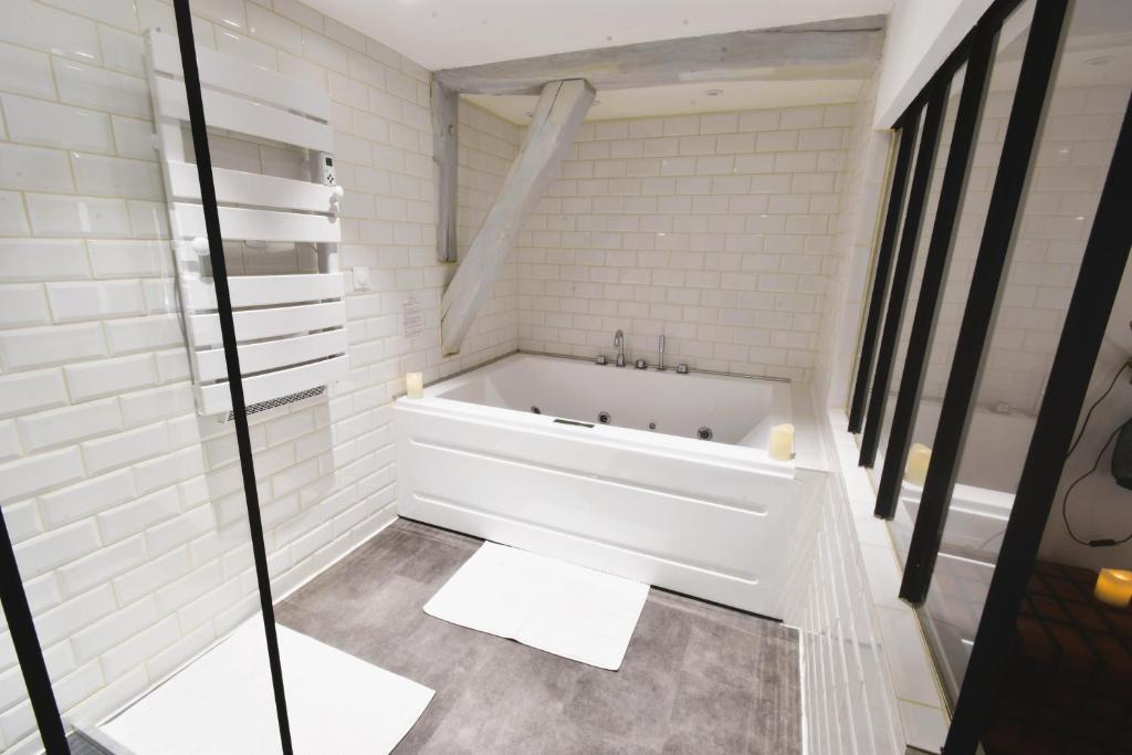 Appartement jacuzzi privatif : Urban Love photo 3