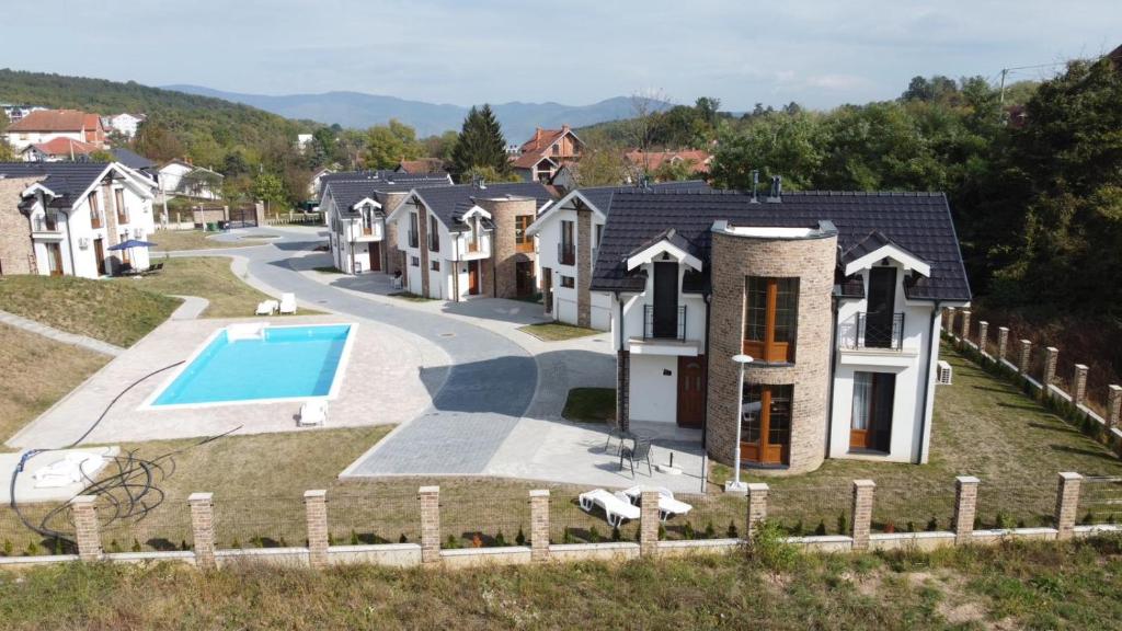 Crown house photo 2