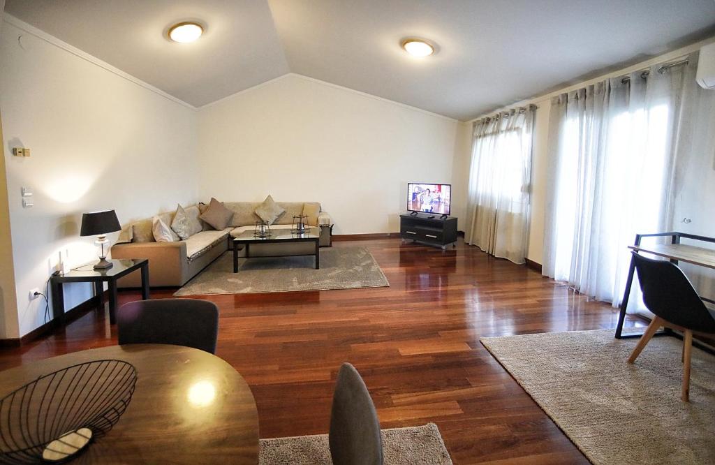 Swan Lake Front Apartment photo 4