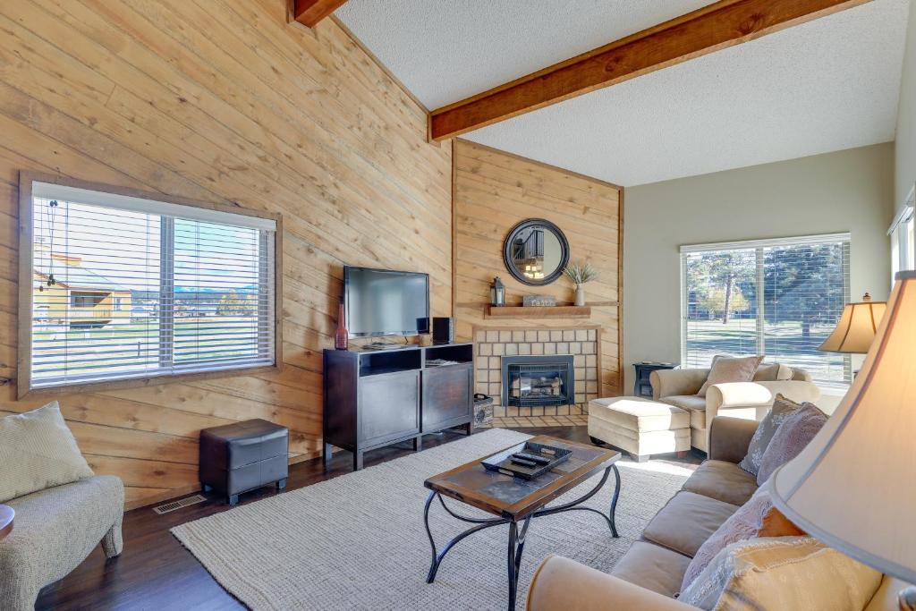 Dog-Friendly Pagosa Springs Condo with Fireplace!