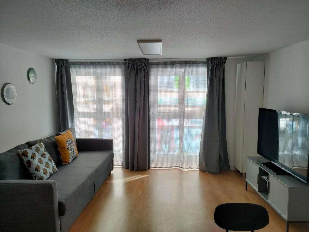ELIZABETH TOWERS photo 1