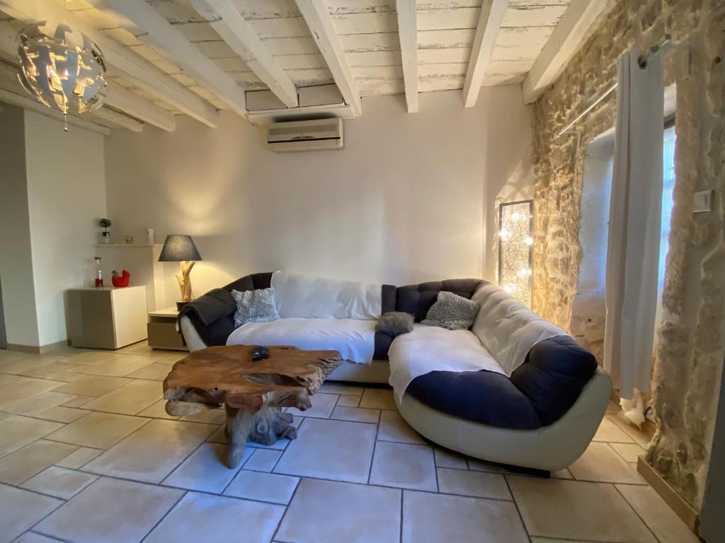 Bienvenue au 6 - Calme et charme de la pierre. photo 2