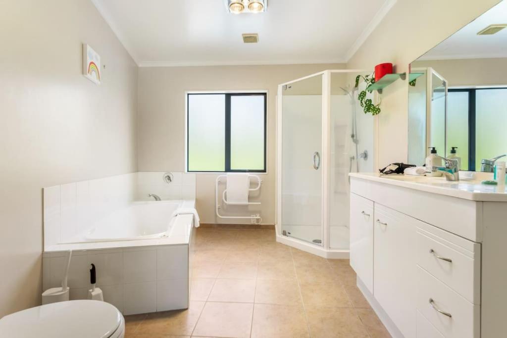 Ultimate 5-Bedroom Rural Poolside Oasis - Auckland photo 2