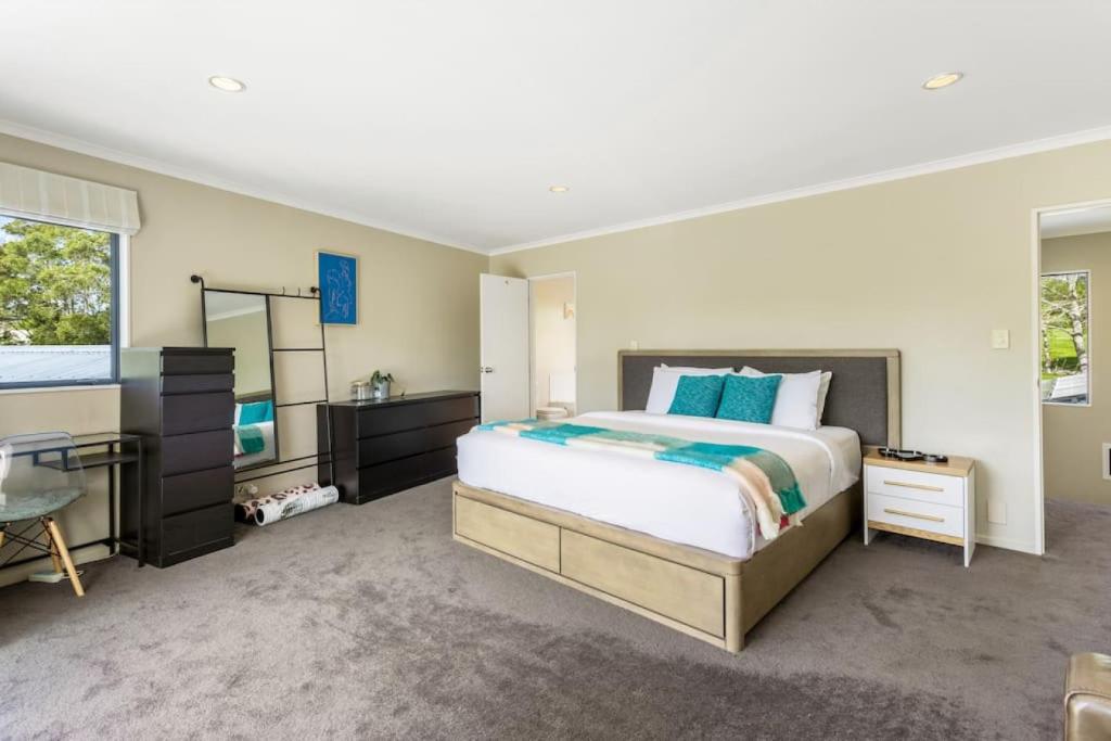 Ultimate 5-Bedroom Rural Poolside Oasis - Auckland photo 3