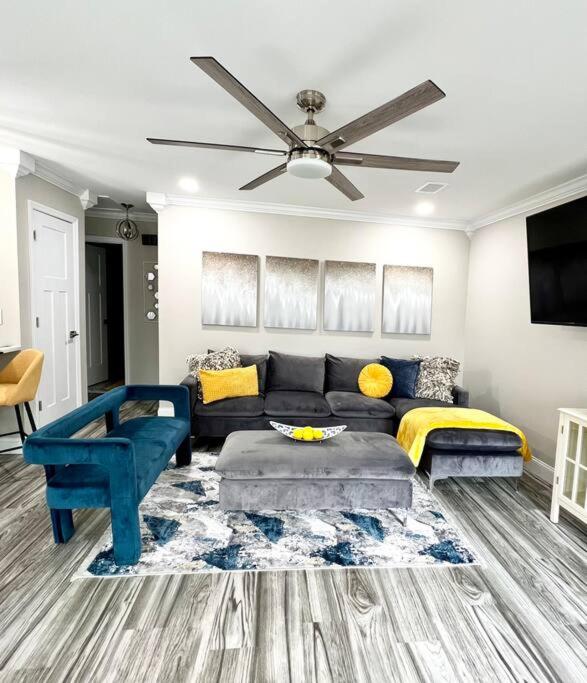 *The Gem* Stylish 2 Bedroom 1 Bathroom Newly Renovated photo 3