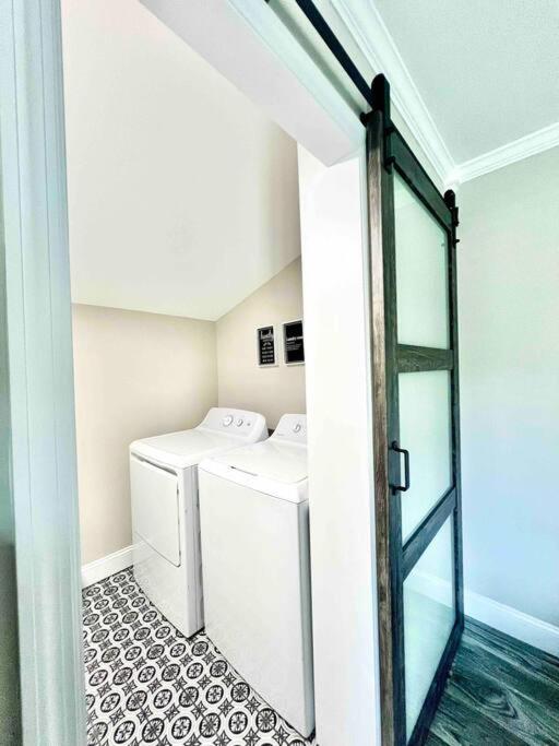 *The Gem* Stylish 2 Bedroom 1 Bathroom Newly Renovated photo 4