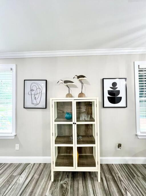 *The Gem* Stylish 2 Bedroom 1 Bathroom Newly Renovated photo 2