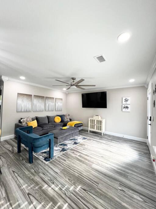 *The Gem* Stylish 2 Bedroom 1 Bathroom Newly Renovated image