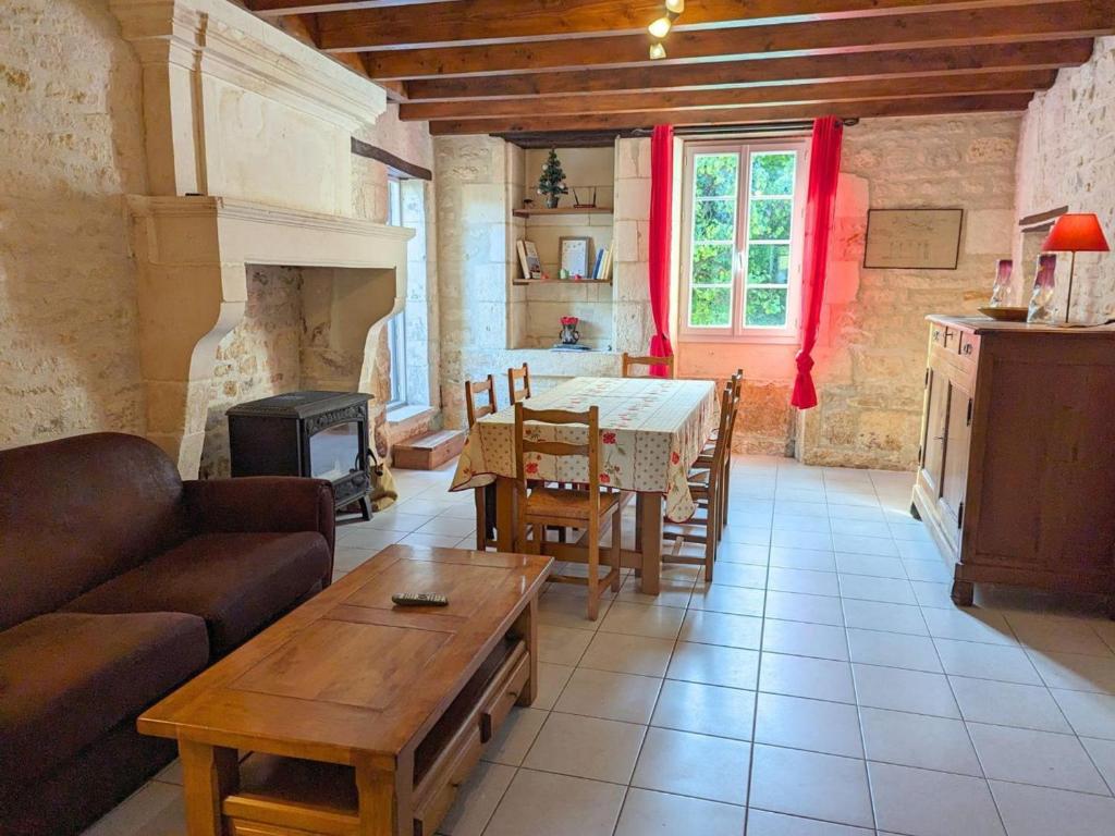 Gîte Asnières-sur-Nouère, 3 pièces, 5 personnes - FR-1-653-79 photo 1