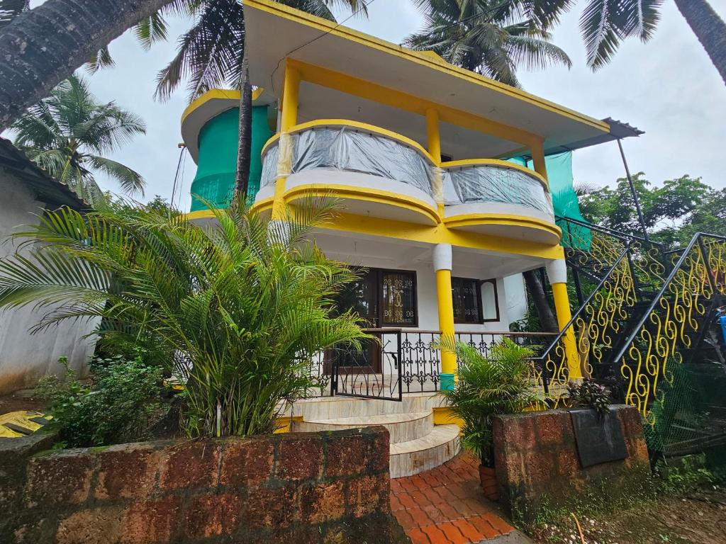 CURLIES YELLOW HOUSE photo 2