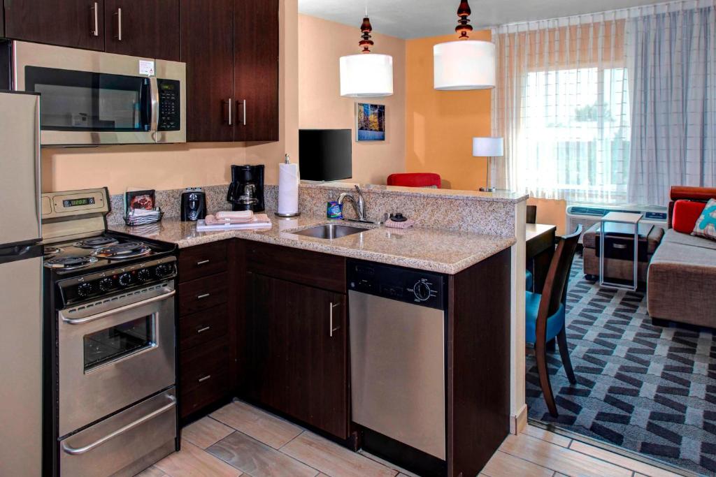 Towneplace Suites Bakersfield West image