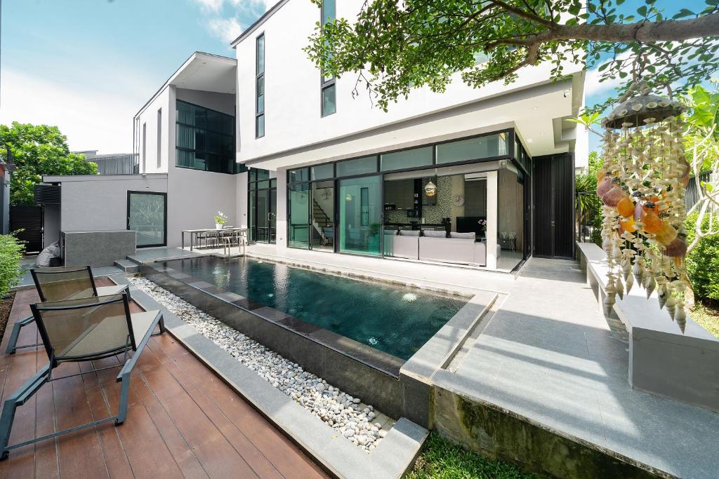 Villa Lami - Tropical Modern Loft Phuket with 3BD, private pool, Gym and Sauna