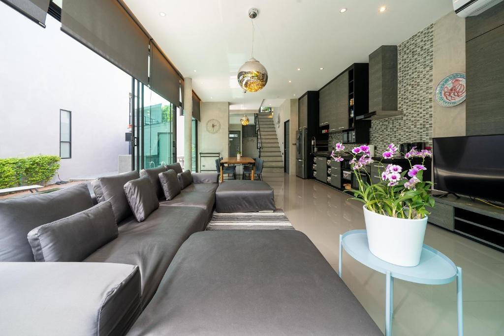 Villa Lami - Tropical Modern Loft Phuket with 3BD, private pool, Gym and Sauna photo 4