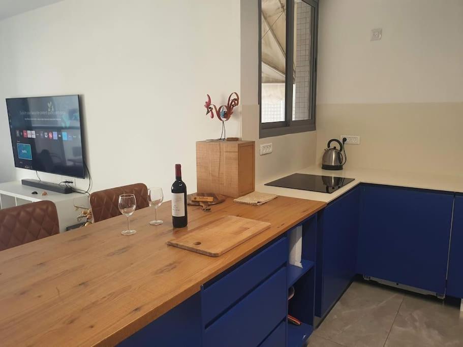 Renovated central 4 bedroom apt with great terrace and Bomb Shelter photo 2