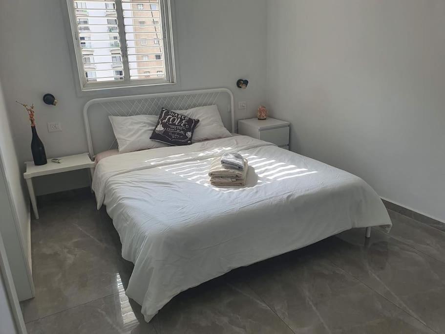 Renovated central 4 bedroom apt with great terrace and Bomb Shelter photo 4
