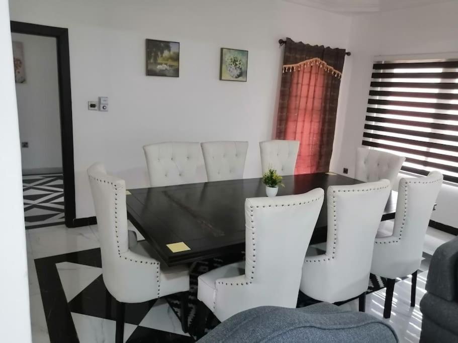 furnished 4 bd hse with pool photo 4