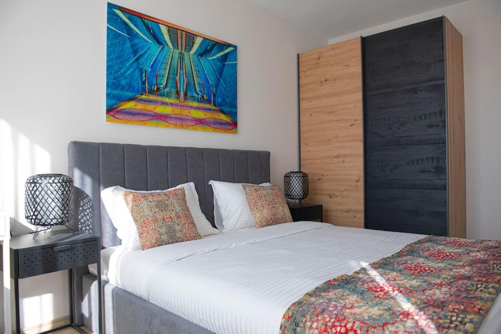 Madrid: A modern 2-bedroom apartment with parking - Tap to explore photos