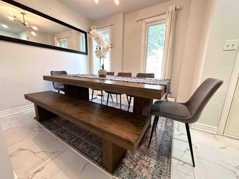 Charming Home in Prime Location North of Toronto photo 1