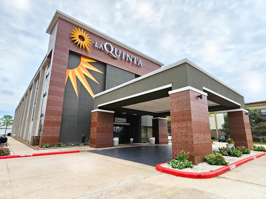 La Quinta Inn & Suites by Wyndham Houston Stafford Sugarland image