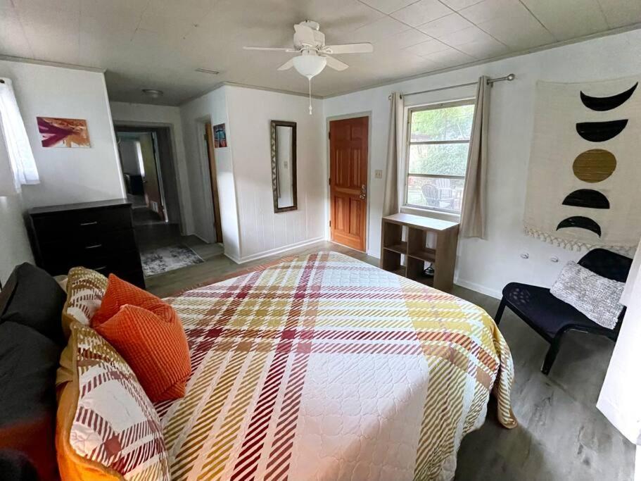 3BR Downtown House with Yard by UF photo 3