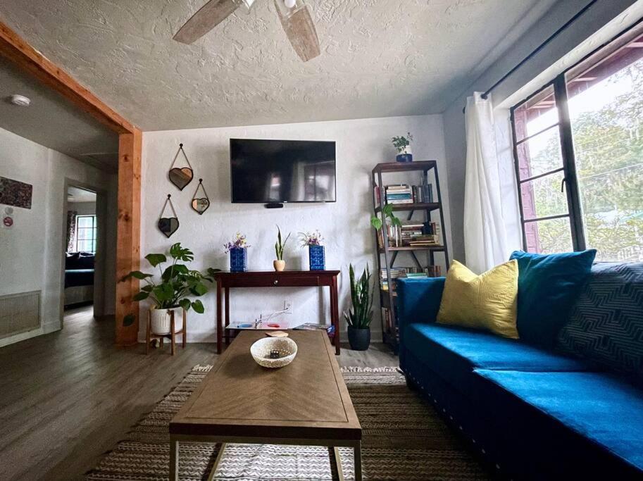 3BR Downtown House with Yard by UF photo 4