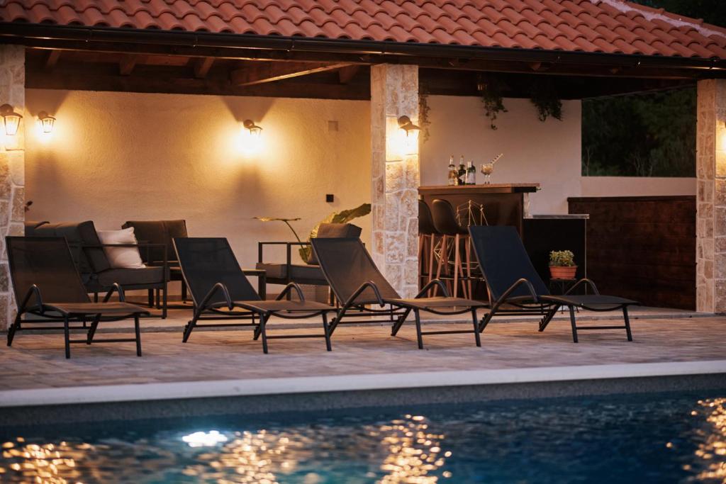 Stunning Villa Planura with large heated pool-50m2, jacuzzi and gym photo 3