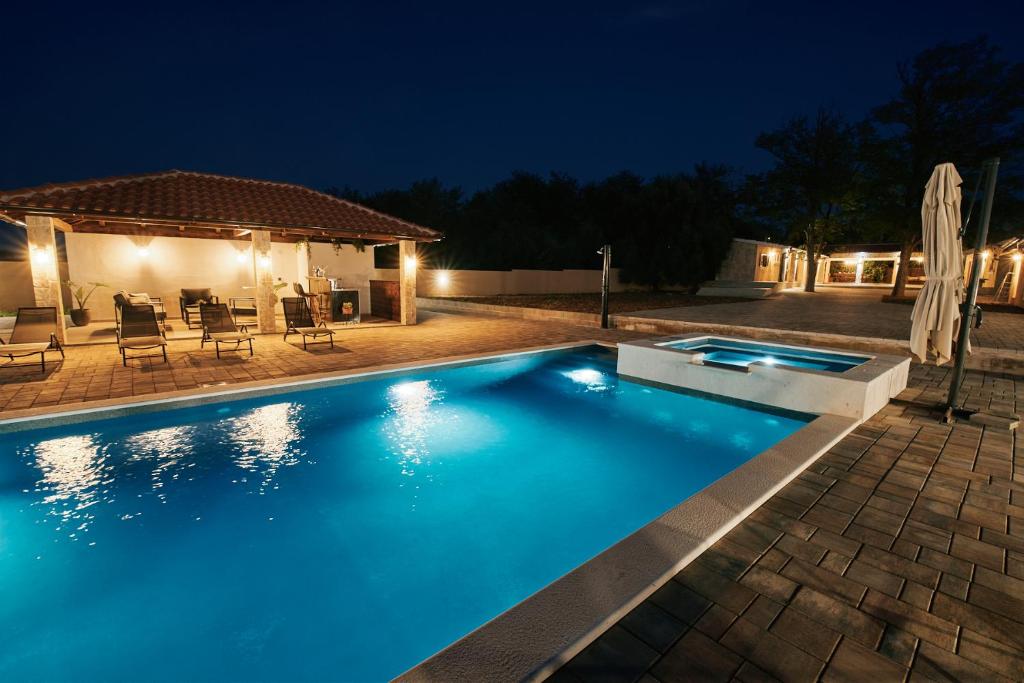 Stunning Villa Planura with large heated pool-50m2, jacuzzi and gym