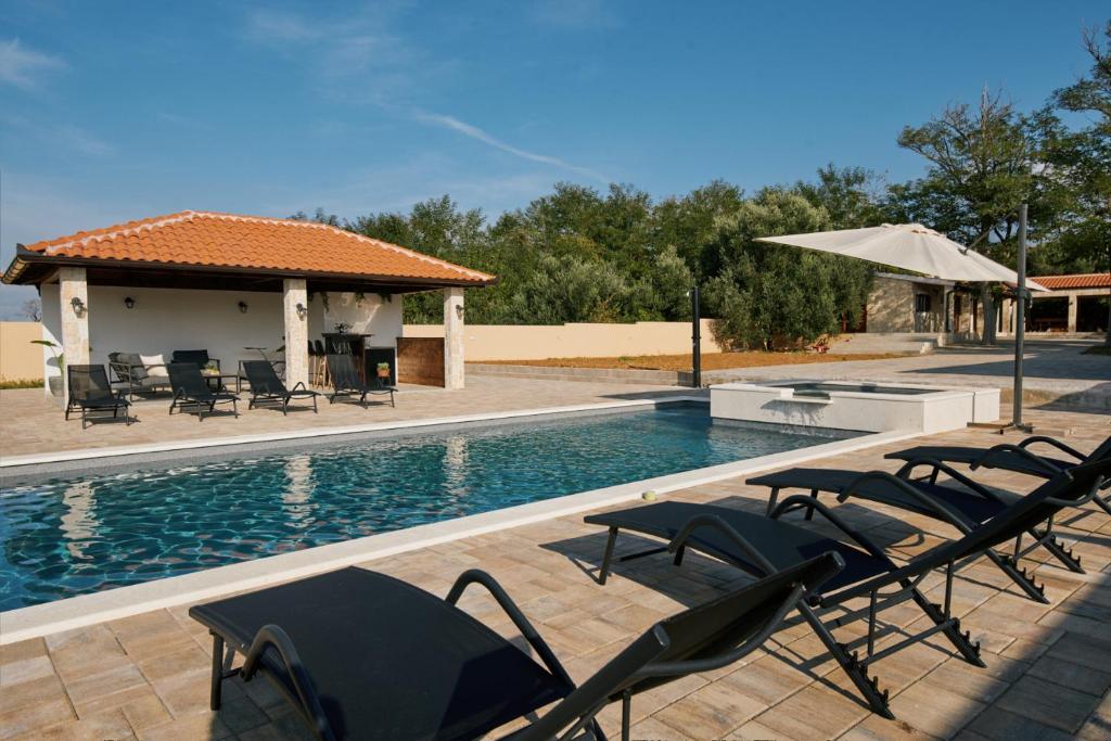Stunning Villa Planura with large heated pool-50m2, jacuzzi and gym photo 1