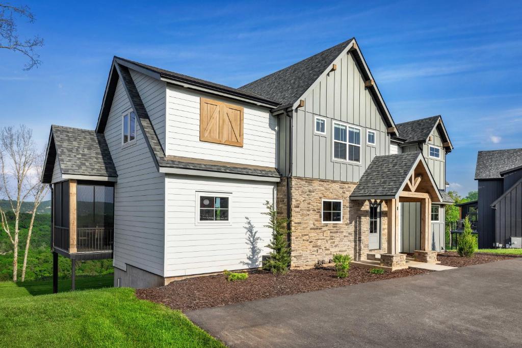 Luxury Lakefront Lodge 3 - FREE HUGE Pool/Hot Tub - FREE MINI GOLF photo 2