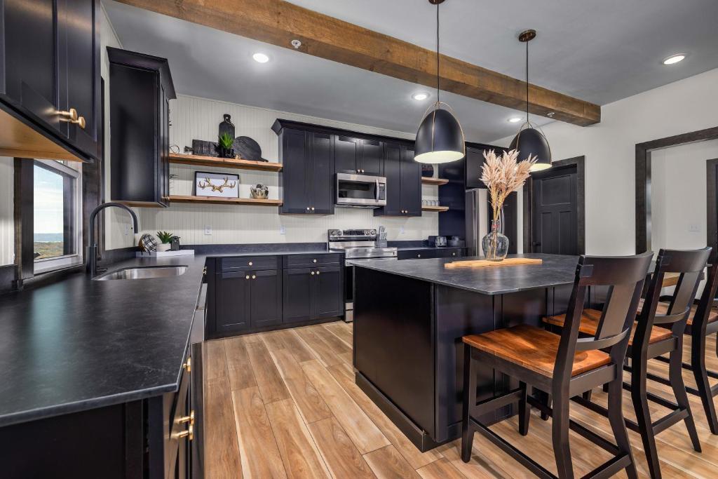 Luxury 7BED Lakefront Lodge 4- FREE Resort Amenities-Pool/Hot Tubs - PERFECT FOR LARGE FAMILY photo 3