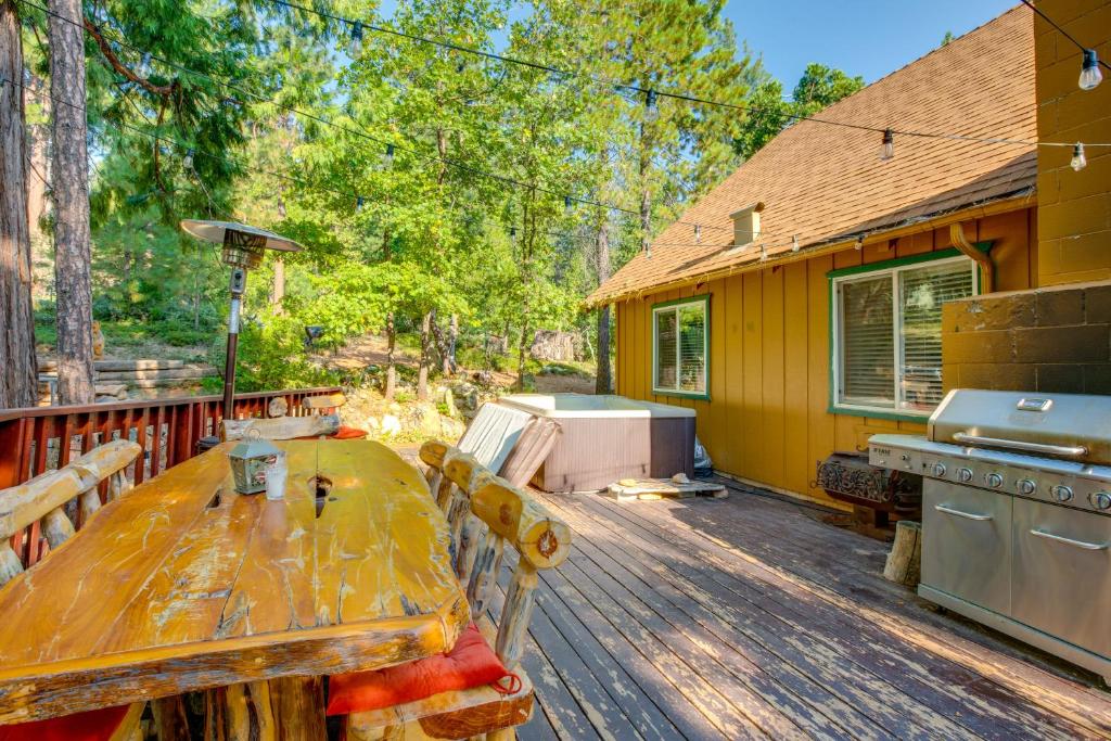 Bearvista Peaceful Arnold Cabin Hot Tub and View! photo 1