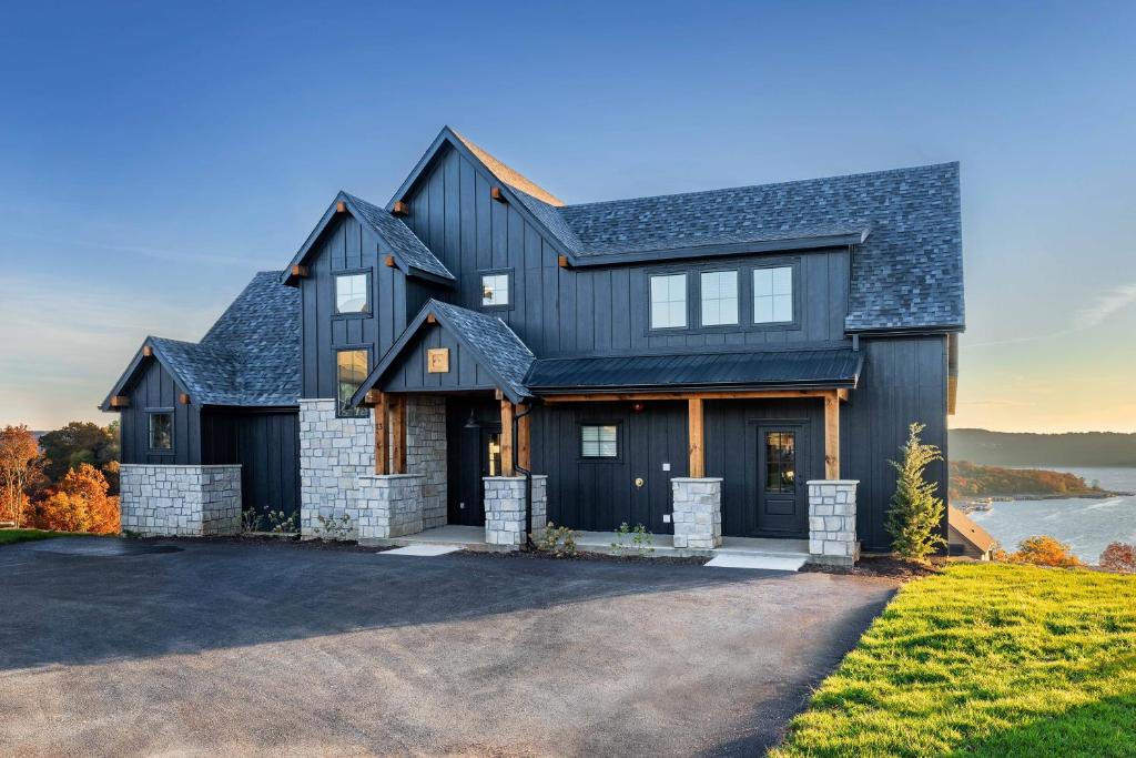 BRAND NEW! Gorgeous Lake Views and FREE Amenities. Luxury Lodge with 2 Resort Pools photo 4