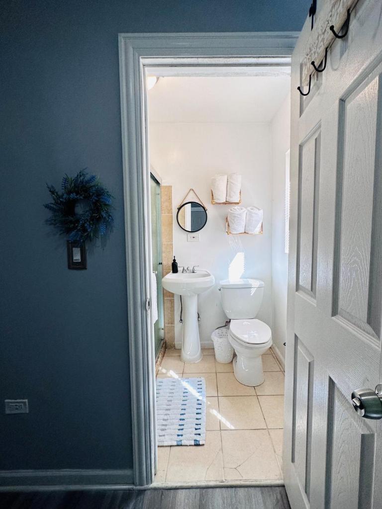 Tiny House - Chicago Pilsen Neighborhood - Tap to explore photos