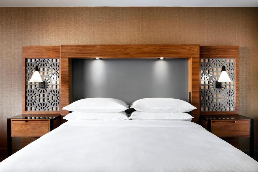 Sheraton Toronto Airport Hotel & Conference Centre Room Type - Room, 2 Queen Beds