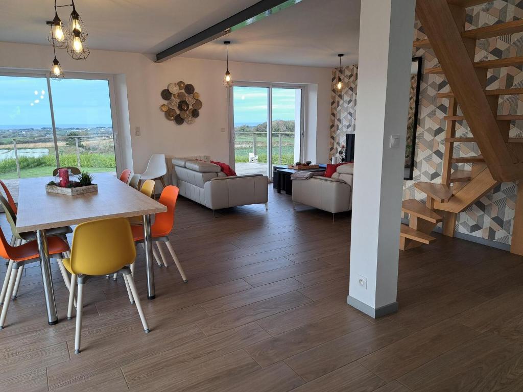 sleeps 4, 180° panoramic sea view, Cleder photo 3