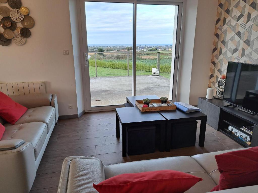 sleeps 4, 180° panoramic sea view, Cleder photo 1