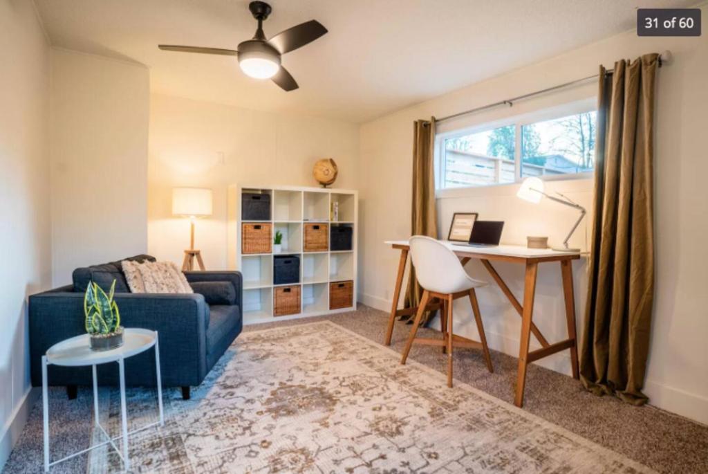 Newly renovated, modern and cosy one bedroom condo with full kitchen and lounge