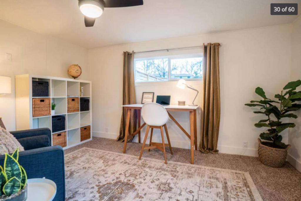 Newly renovated, modern and cosy one bedroom condo with full kitchen and lounge photo 1