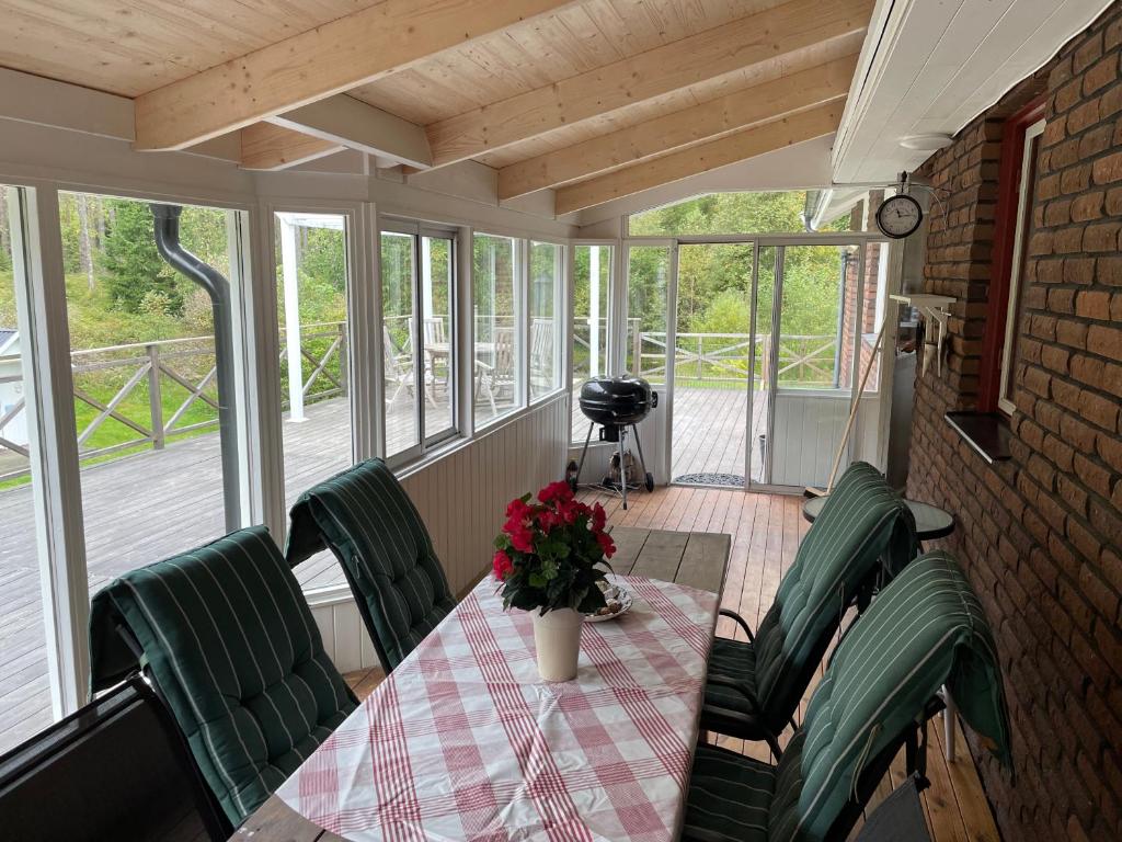Spacious house with sauna 2 bathrooms and indoor pingis table! photo 1