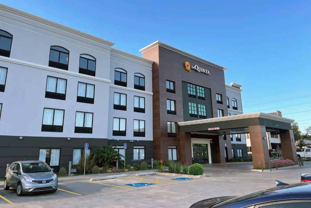 La Quinta Inn & Suites by Wyndham Tulsa Midtown image