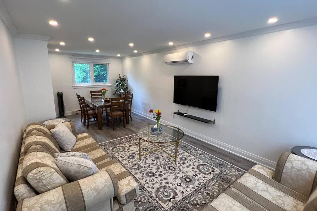 Cheerful 3 bedroom, 2 car garage, huge backyard