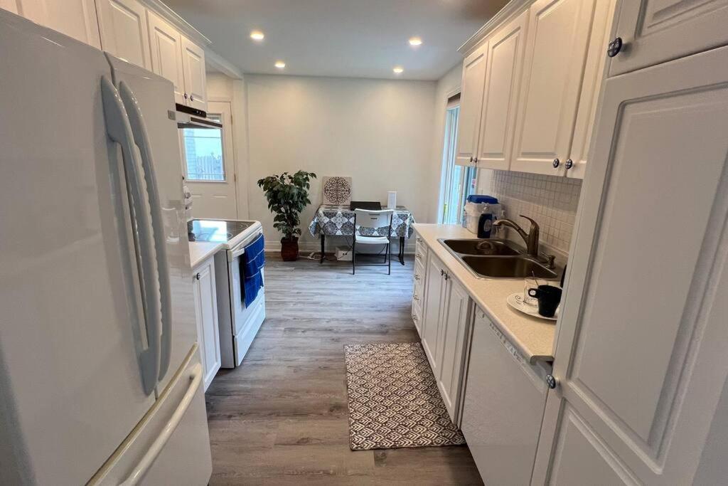 Cheerful 3 bedroom, 2 car garage, huge backyard photo 3