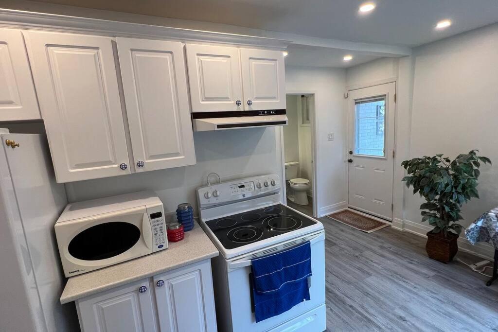 Cheerful 3 bedroom, 2 car garage, huge backyard photo 4