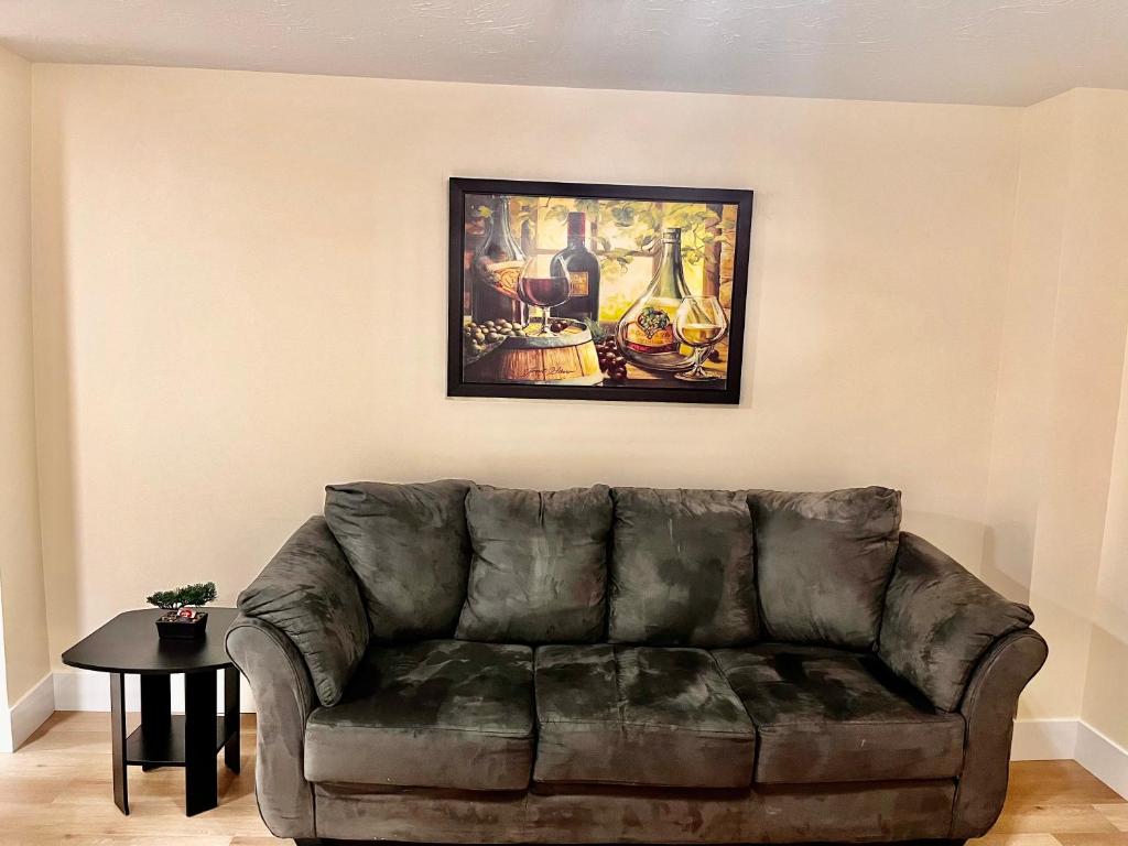 Cozy Newly built apartment airport location photo 3
